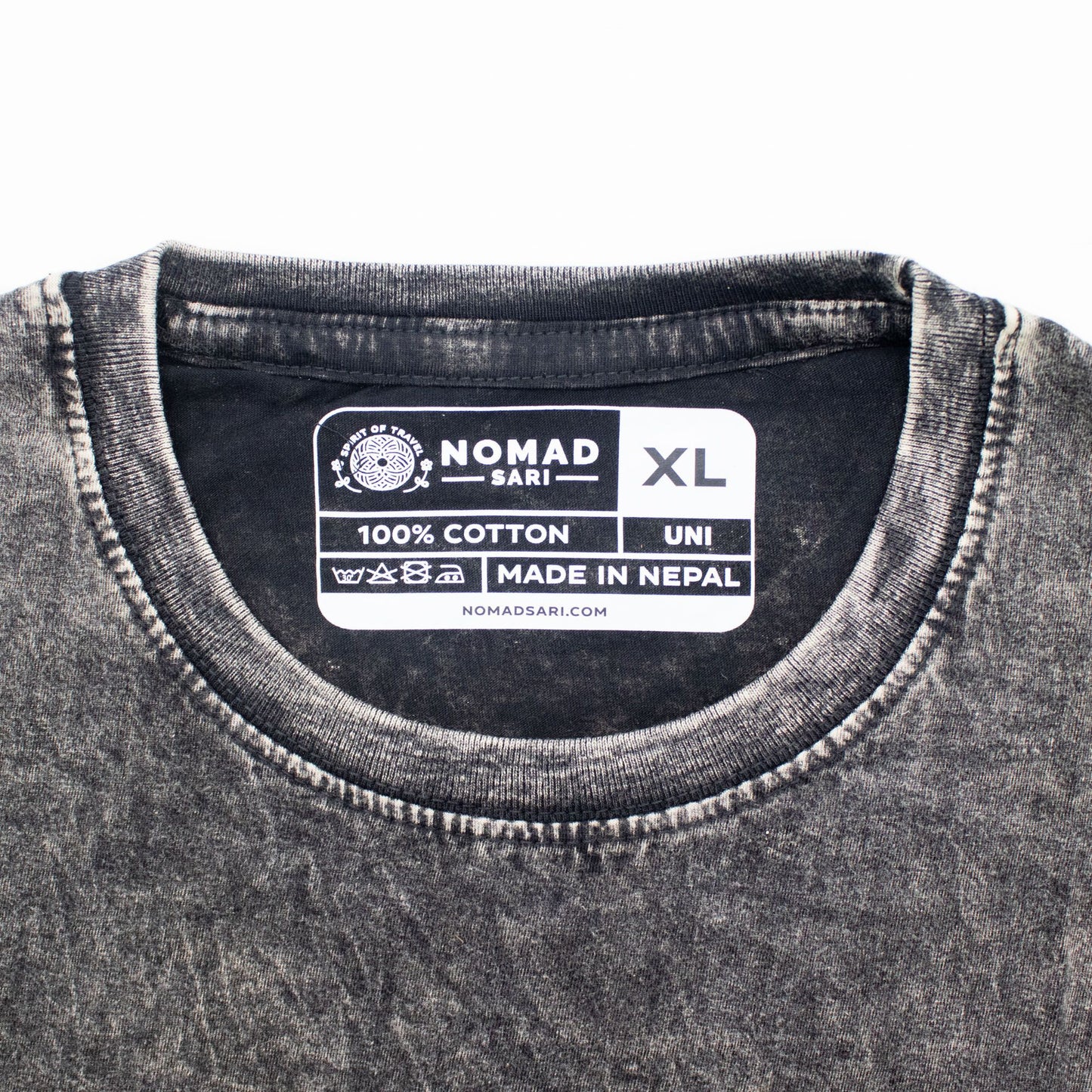 Nomad Sari Stonewashed T-Shirt – Kompass des Lebens – Anthrazit – Größe XL