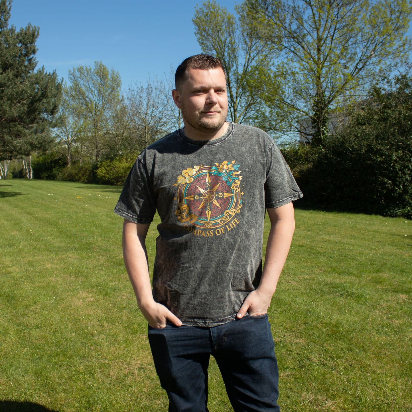 Nomad Sari Stonewashed T-Shirt – Kompass des Lebens – Anthrazit – Größe XL