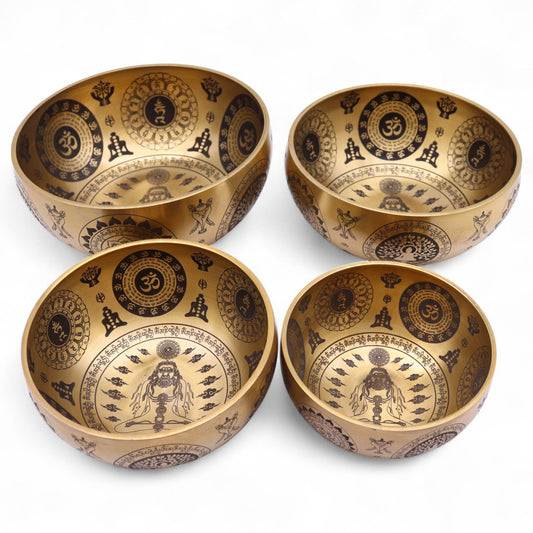 4er Set Gravierte Messing-Klangschalen – Yogi Motiv (ca. 3,85kg)