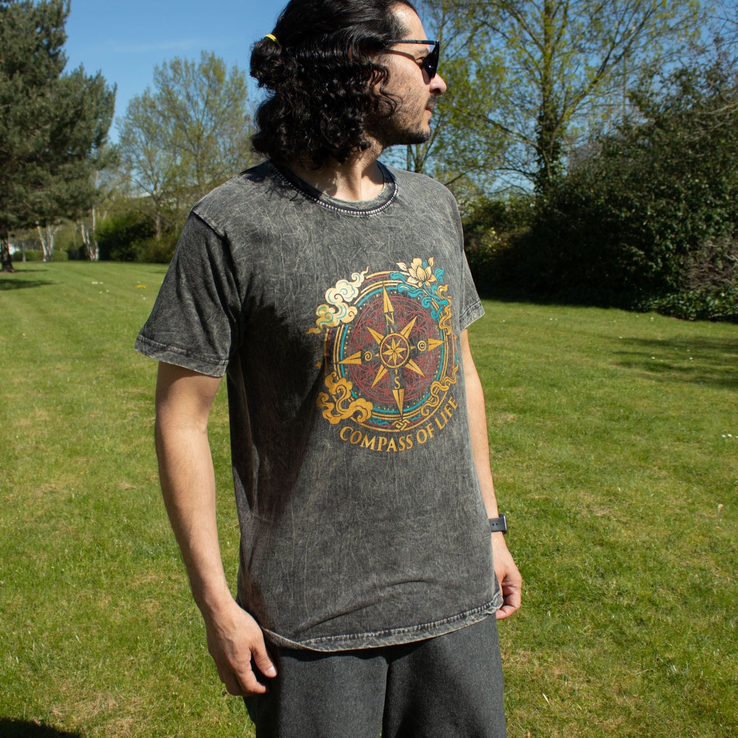 Nomad Sari Stonewashed T-Shirt – Kompass des Lebens – Anthrazit – Größe S
