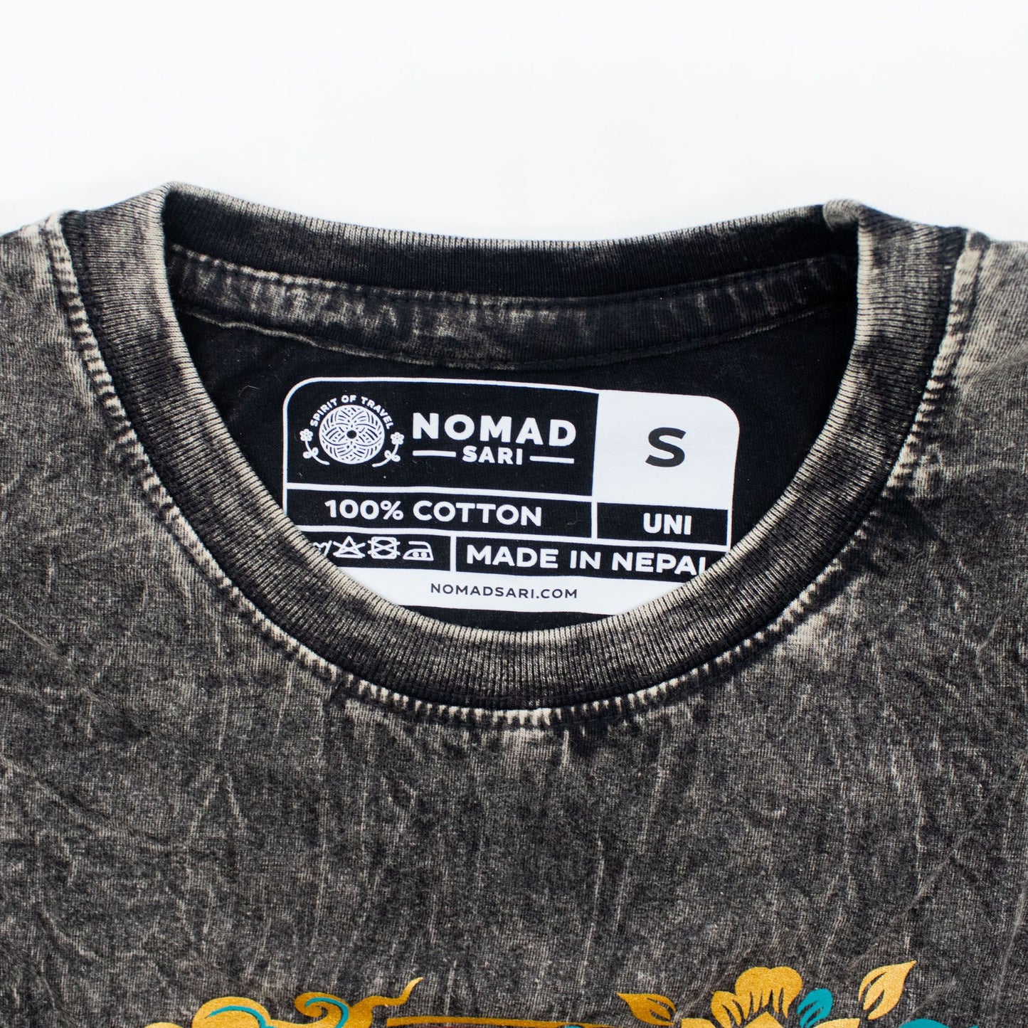 Nomad Sari Stonewashed T-Shirt – Kompass des Lebens – Anthrazit – Größe S