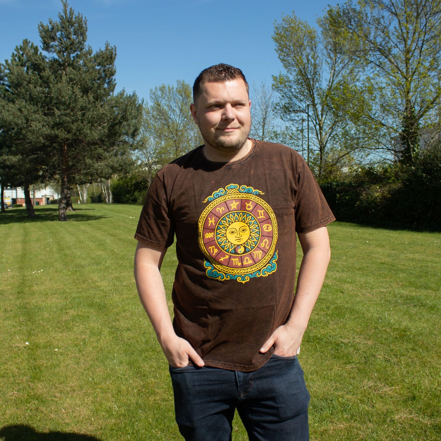 Nomad Sari Stonewashed T-Shirt – Sonne & Tierkreis – Braun – Größe XL