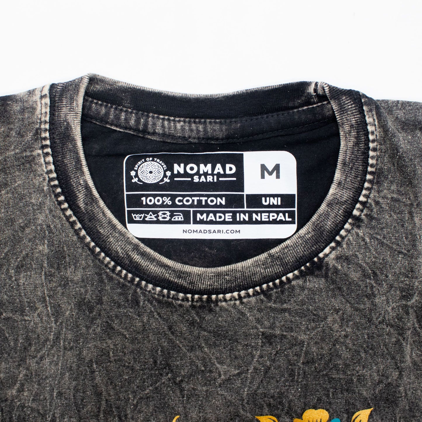 Nomad Sari Stonewashed T-Shirt – Kompass des Lebens – Anthrazit – Größe M