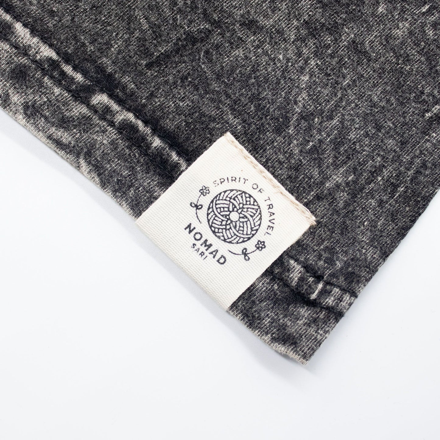 Nomad Sari Stonewashed T-Shirt – Kompass des Lebens – Anthrazit – Größe M